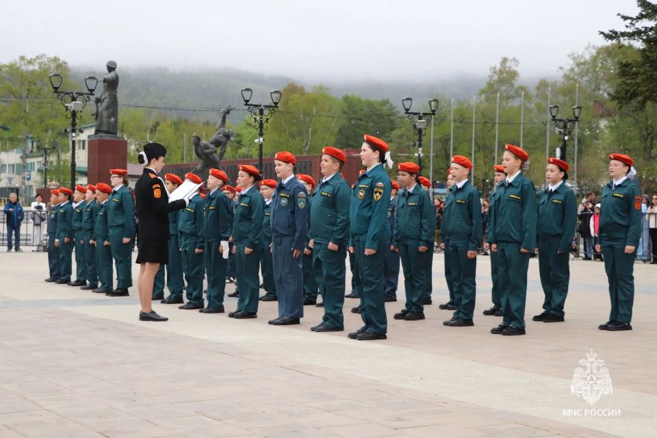 Гордость и отличие. На Площади Славы в торжественной обстановке пятиклассники Кадетской школы произнесли кадетскую присягу Гордость и отличие. На Площади Славы в торжественной обстановке пятиклассники Кадетской школы произнесли кадетскую присягу