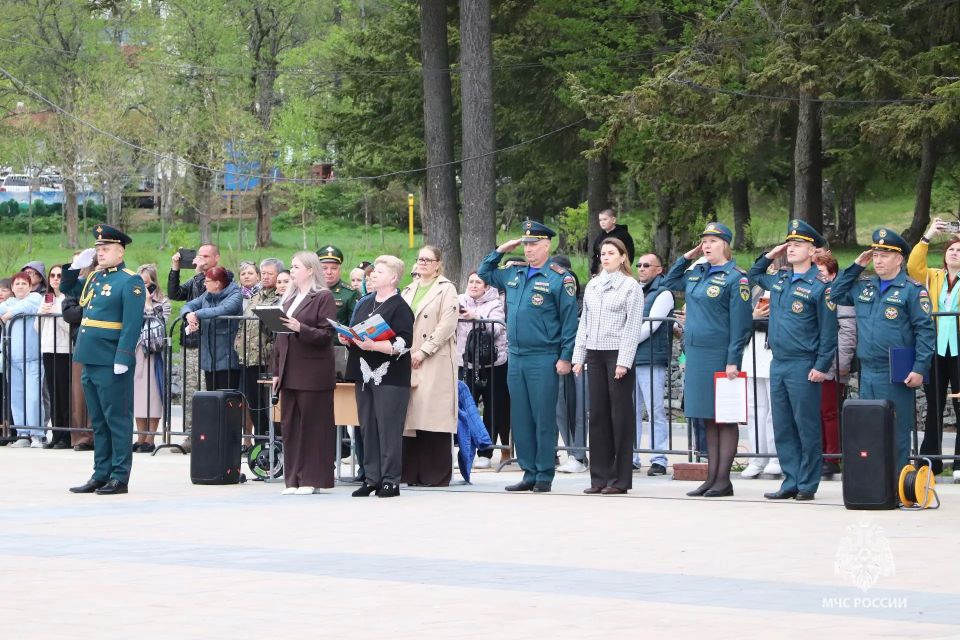 Гордость и отличие. На Площади Славы в торжественной обстановке пятиклассники Кадетской школы произнесли кадетскую присягу Гордость и отличие. На Площади Славы в торжественной обстановке пятиклассники Кадетской школы произнесли кадетскую присягу