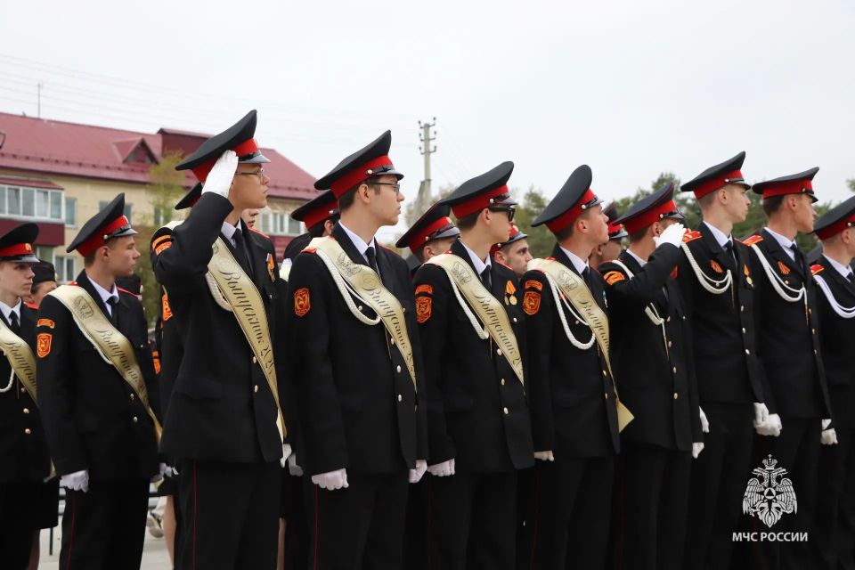 Гордость и отличие. На Площади Славы в торжественной обстановке пятиклассники Кадетской школы произнесли кадетскую присягу Гордость и отличие. На Площади Славы в торжественной обстановке пятиклассники Кадетской школы произнесли кадетскую присягу