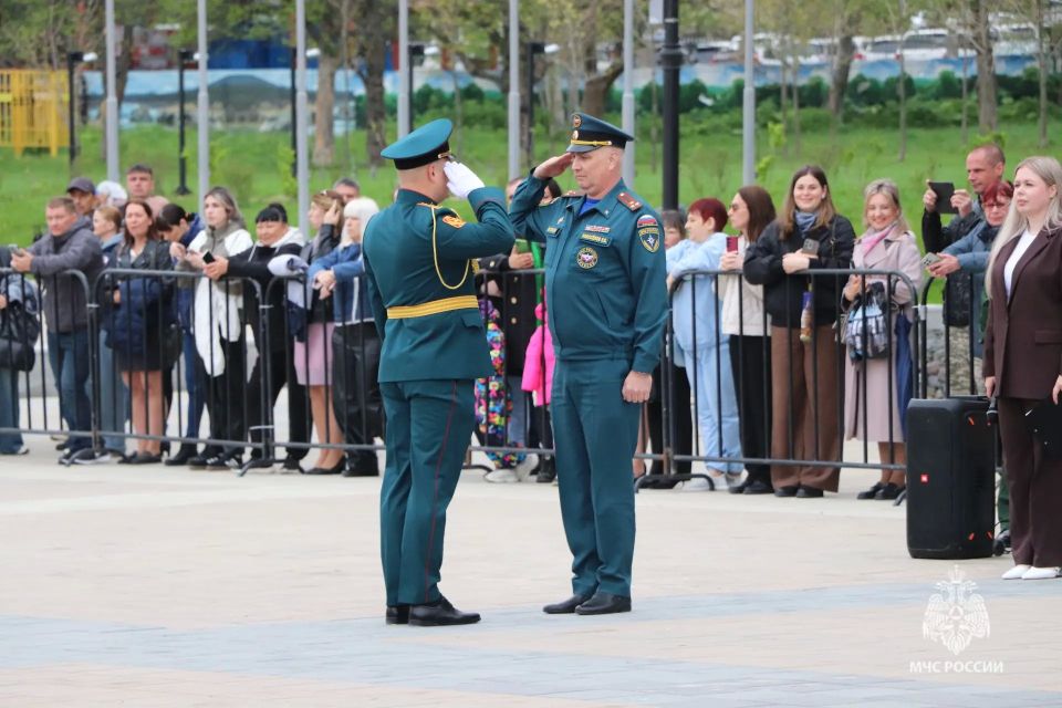 Гордость и отличие. На Площади Славы в торжественной обстановке пятиклассники Кадетской школы произнесли кадетскую присягу Гордость и отличие. На Площади Славы в торжественной обстановке пятиклассники Кадетской школы произнесли кадетскую присягу
