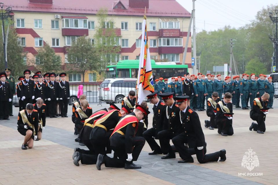 Гордость и отличие. На Площади Славы в торжественной обстановке пятиклассники Кадетской школы произнесли кадетскую присягу Гордость и отличие. На Площади Славы в торжественной обстановке пятиклассники Кадетской школы произнесли кадетскую присягу