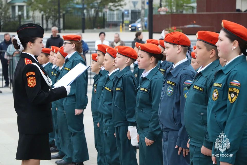 Гордость и отличие. На Площади Славы в торжественной обстановке пятиклассники Кадетской школы произнесли кадетскую присягу Гордость и отличие. На Площади Славы в торжественной обстановке пятиклассники Кадетской школы произнесли кадетскую присягу