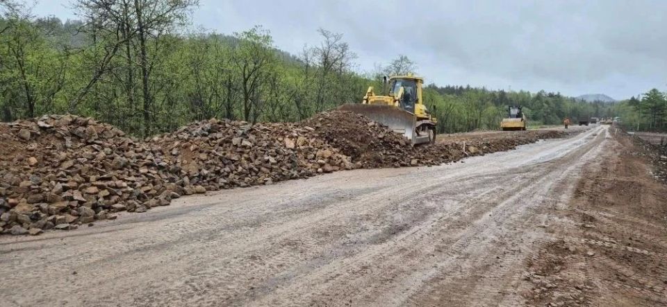 На участке трассы между селами Айнское и Медвежье уложили 14 водопропускных труб