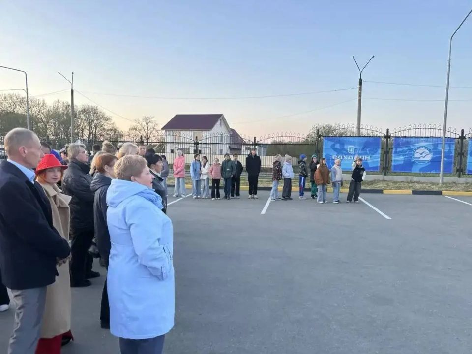 Алексей Плотников поздравил анивскую спортивную школу «Авангард» с трехлетием Алексей Плотников поздравил анивскую спортивную школу «Авангард» с трехлетием