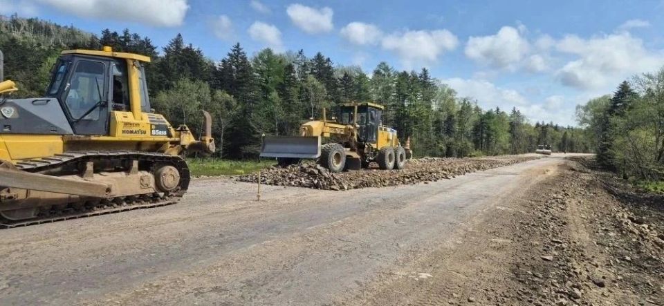 На участке трассы между селами Айнское и Медвежье уложили 14 водопропускных труб На участке трассы между селами Айнское и Медвежье уложили 14 водопропускных труб
