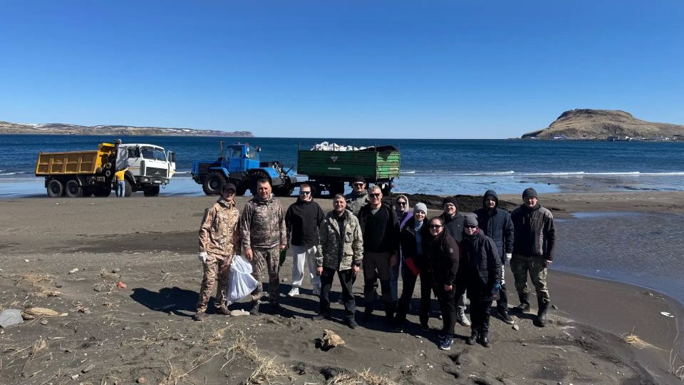 Берег Второго Курильского пролива очистили от мусора Берег Второго Курильского пролива очистили от мусора