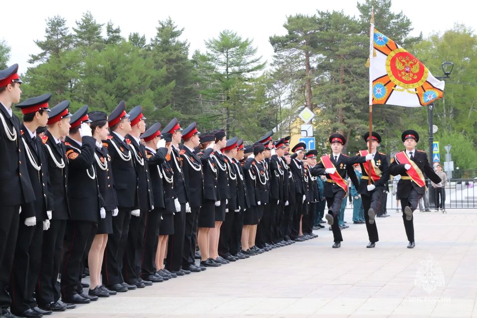 Гордость и отличие. На Площади Славы в торжественной обстановке пятиклассники Кадетской школы произнесли кадетскую присягу Гордость и отличие. На Площади Славы в торжественной обстановке пятиклассники Кадетской школы произнесли кадетскую присягу