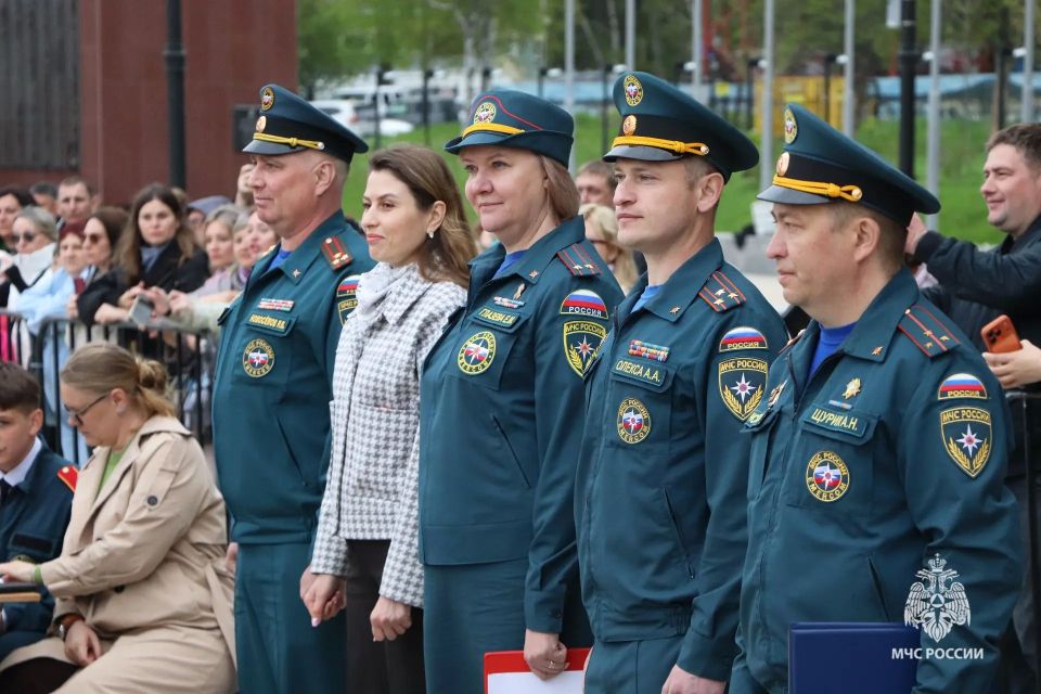 Гордость и отличие. На Площади Славы в торжественной обстановке пятиклассники Кадетской школы произнесли кадетскую присягу Гордость и отличие. На Площади Славы в торжественной обстановке пятиклассники Кадетской школы произнесли кадетскую присягу