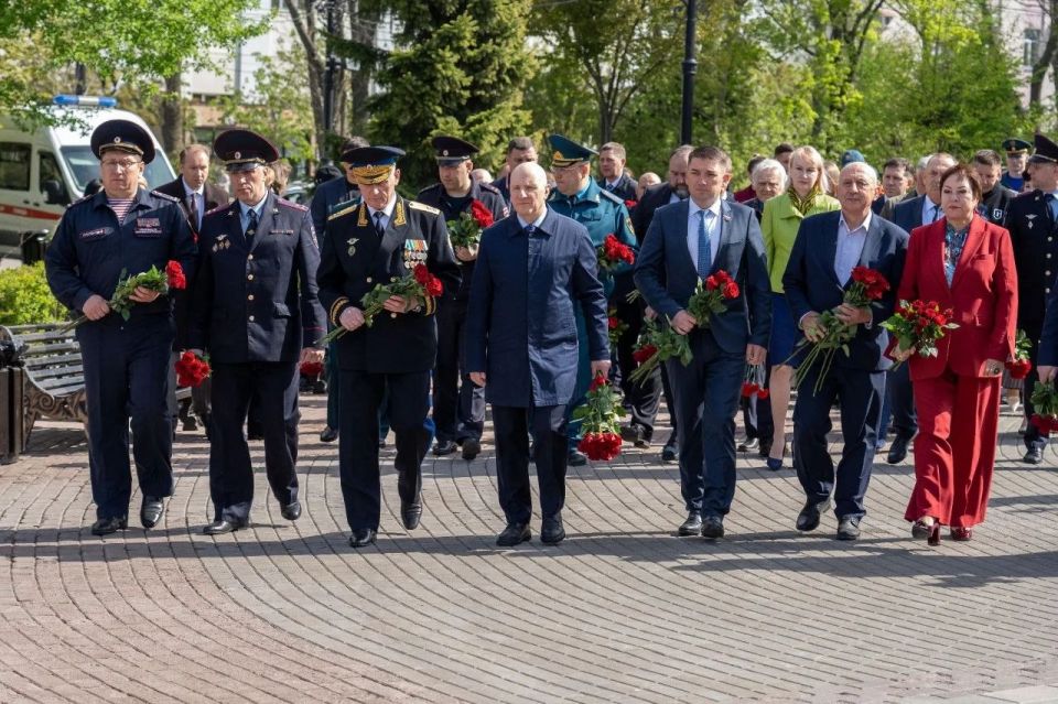 Начальник УМВД России по Сахалинской области Владимир Арбузов принял участие в траурной церемонии в память о жертвах Нефтегорского землетрясения Начальник УМВД России по Сахалинской области Владимир Арбузов принял участие в траурной церемонии в память о жертвах Нефтегорского землетрясения
