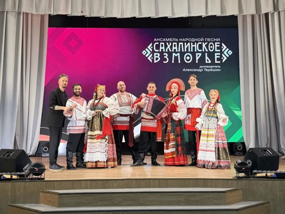 Ансамбль «Сахалинское взморье» подарил жителям Смирных и Макарова праздник народной песни Ансамбль «Сахалинское взморье» подарил жителям Смирных и Макарова праздник народной песни