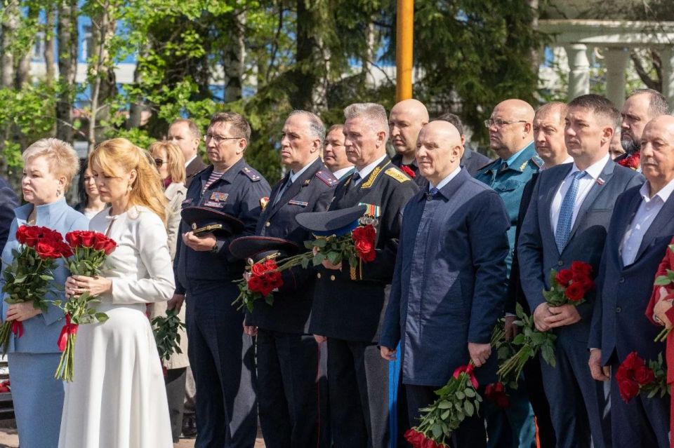Начальник УМВД России по Сахалинской области Владимир Арбузов принял участие в траурной церемонии в память о жертвах Нефтегорского землетрясения Начальник УМВД России по Сахалинской области Владимир Арбузов принял участие в траурной церемонии в память о жертвах Нефтегорского землетрясения