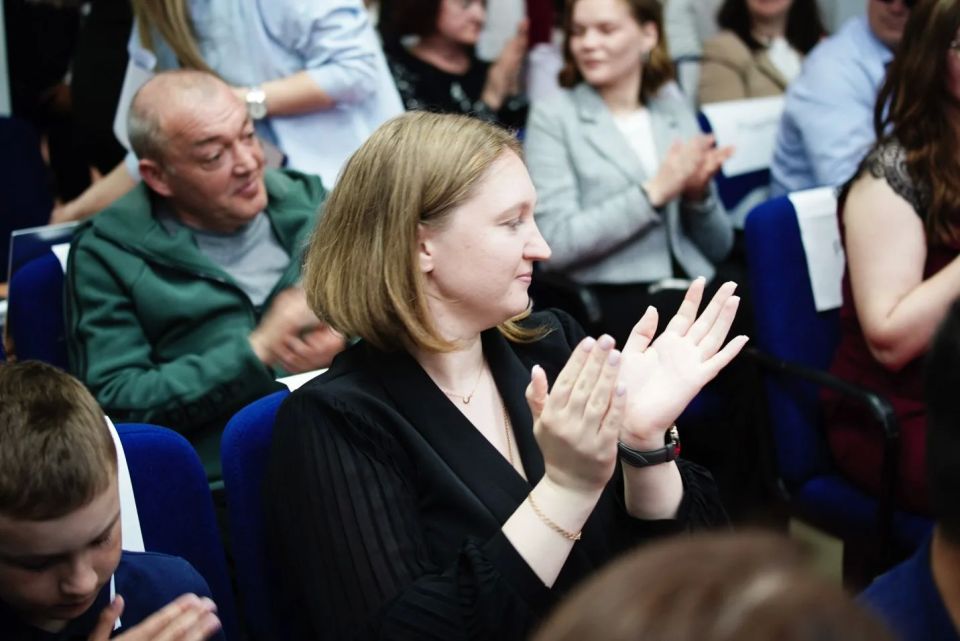 В предыдущих постах мы рассказали, как прошли последние звонки в Курильске и в Горячих Ключах В предыдущих постах мы рассказали, как прошли последние звонки в Курильске и в Горячих Ключах