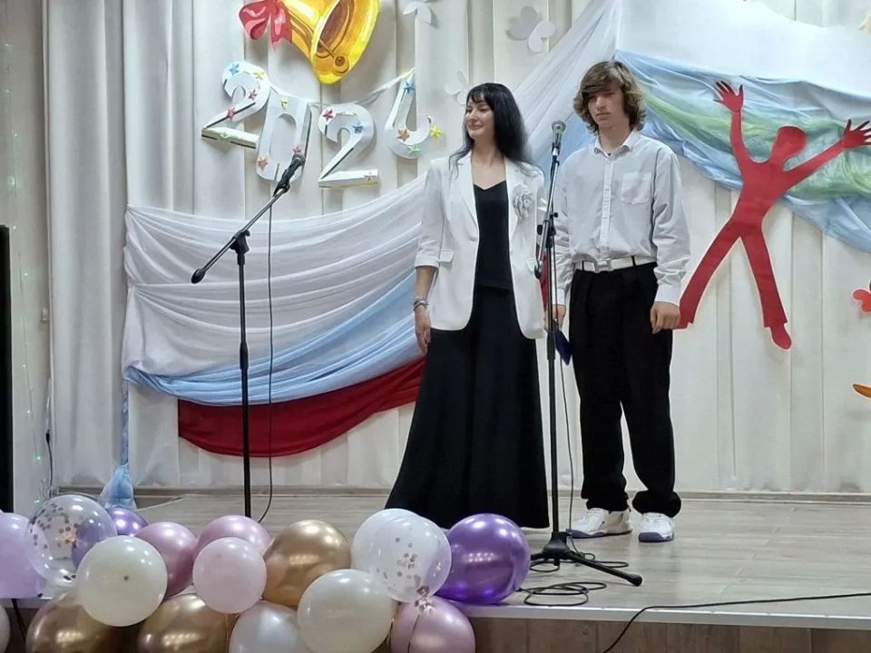 Вчера в Курильской детской школе искусств прошёл выпускной вечер, во время которого свидетельства об окончании ДШИ вручены семнадцати юношам и девушкам Вчера в Курильской детской школе искусств прошёл выпускной вечер, во время которого свидетельства об окончании ДШИ вручены семнадцати юношам и девушкам