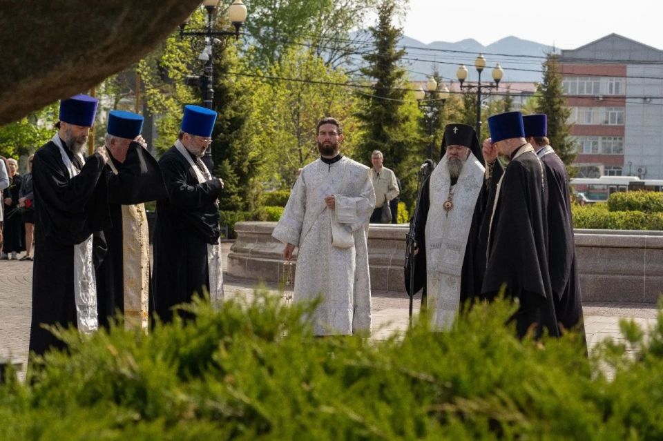 Начальник УМВД России по Сахалинской области Владимир Арбузов принял участие в траурной церемонии в память о жертвах Нефтегорского землетрясения Начальник УМВД России по Сахалинской области Владимир Арбузов принял участие в траурной церемонии в память о жертвах Нефтегорского землетрясения