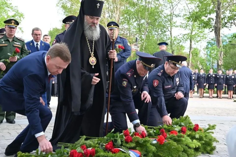 Начальник УМВД России по Сахалинской области полковник полиции Арбузов принял участие в торжественных мероприятиях ко Дню пограничника Начальник УМВД России по Сахалинской области полковник полиции Арбузов принял участие в торжественных мероприятиях ко Дню пограничника