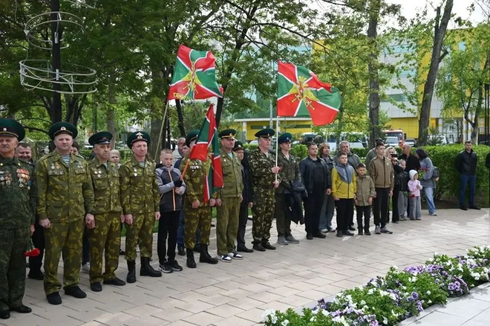 Начальник УМВД России по Сахалинской области полковник полиции Арбузов принял участие в торжественных мероприятиях ко Дню пограничника Начальник УМВД России по Сахалинской области полковник полиции Арбузов принял участие в торжественных мероприятиях ко Дню пограничника