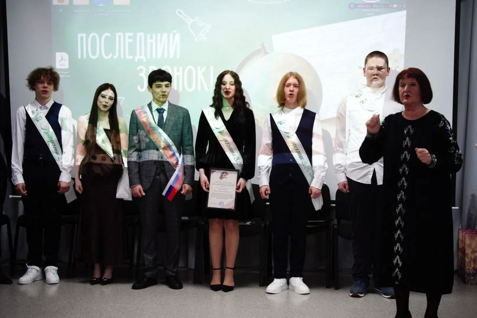 В предыдущих постах мы рассказали, как прошли последние звонки в Курильске и в Горячих Ключах В предыдущих постах мы рассказали, как прошли последние звонки в Курильске и в Горячих Ключах