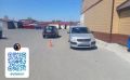 Трехлетняя девочка на парковке в Смирных выбежала прямо под колеса автомобиля