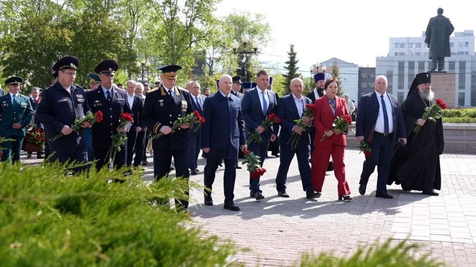 Начальник УМВД России по Сахалинской области Владимир Арбузов принял участие в траурной церемонии в память о жертвах Нефтегорского землетрясения Начальник УМВД России по Сахалинской области Владимир Арбузов принял участие в траурной церемонии в память о жертвах Нефтегорского землетрясения