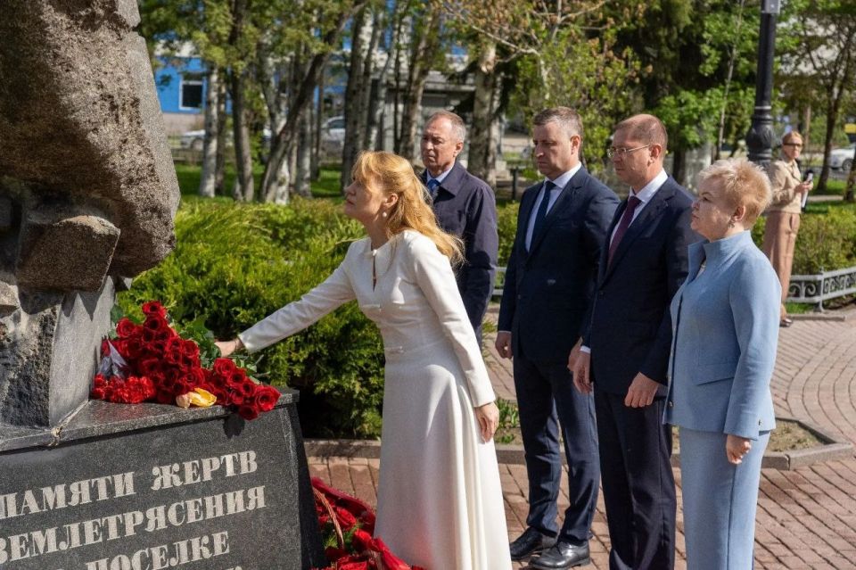 Начальник УМВД России по Сахалинской области Владимир Арбузов принял участие в траурной церемонии в память о жертвах Нефтегорского землетрясения Начальник УМВД России по Сахалинской области Владимир Арбузов принял участие в траурной церемонии в память о жертвах Нефтегорского землетрясения