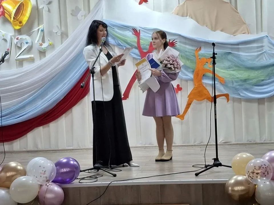 Вчера в Курильской детской школе искусств прошёл выпускной вечер, во время которого свидетельства об окончании ДШИ вручены семнадцати юношам и девушкам