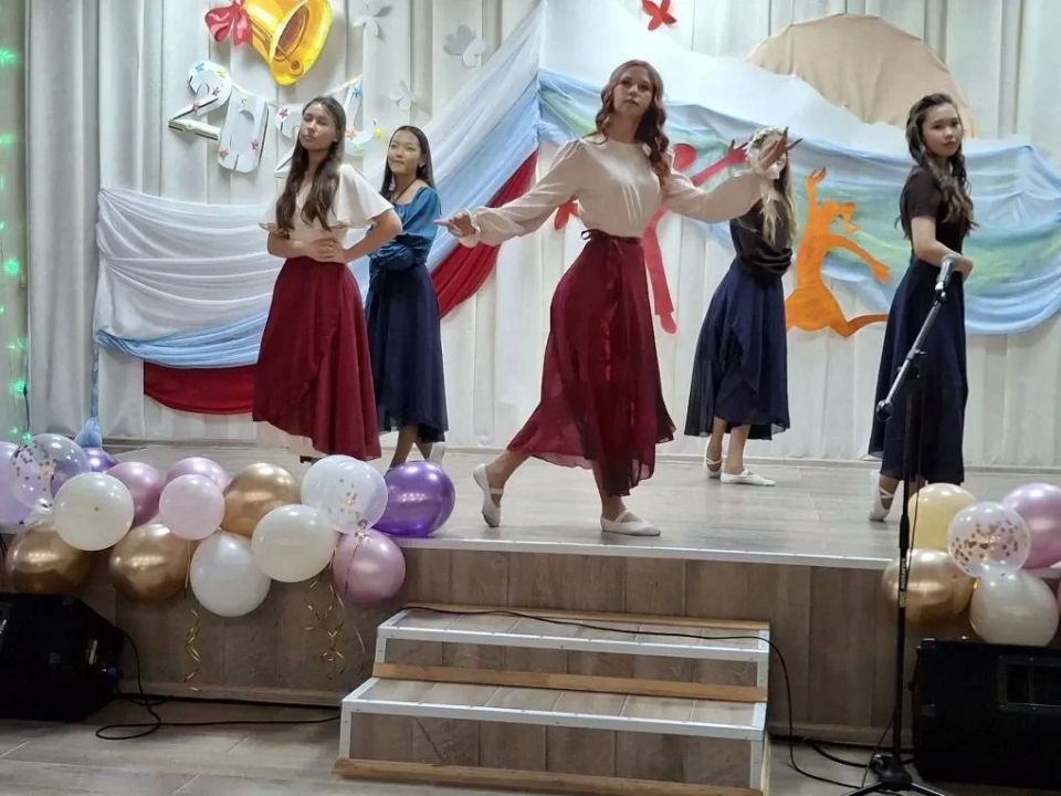 Вчера в Курильской детской школе искусств прошёл выпускной вечер, во время которого свидетельства об окончании ДШИ вручены семнадцати юношам и девушкам Вчера в Курильской детской школе искусств прошёл выпускной вечер, во время которого свидетельства об окончании ДШИ вручены семнадцати юношам и девушкам
