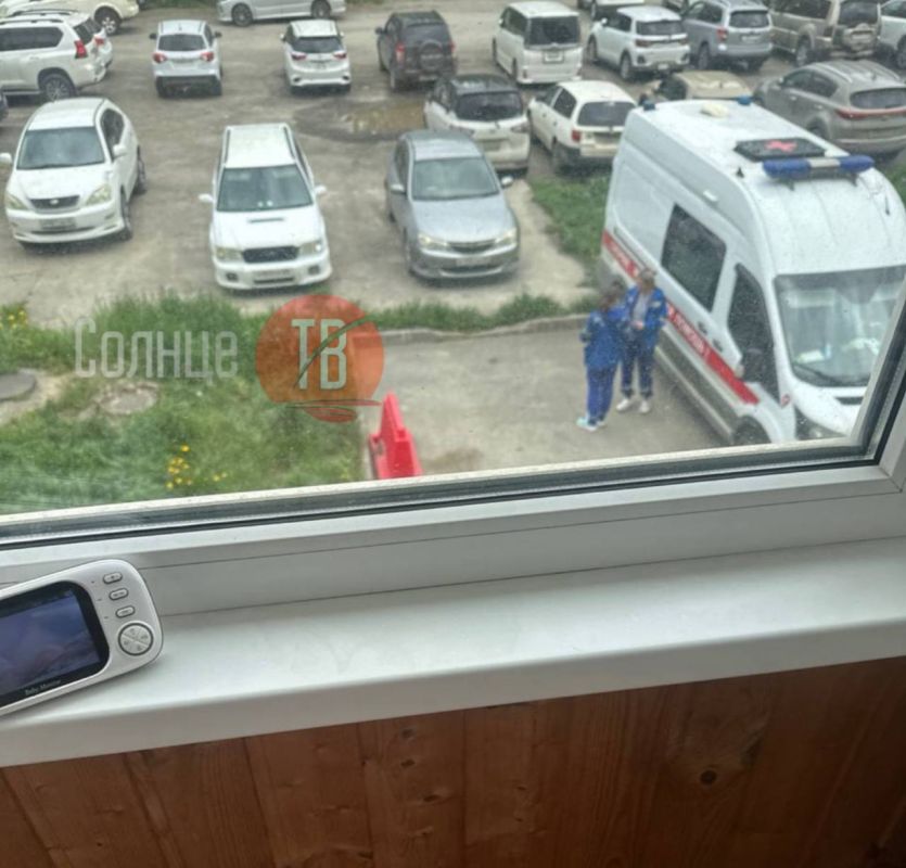 Скорая, полиция и Росгвардия приехали к одному из домов в Южно-Сахалинске из-за домашнего конфликта