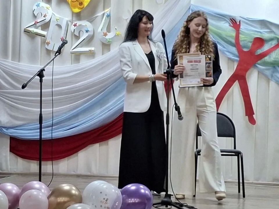 Вчера в Курильской детской школе искусств прошёл выпускной вечер, во время которого свидетельства об окончании ДШИ вручены семнадцати юношам и девушкам Вчера в Курильской детской школе искусств прошёл выпускной вечер, во время которого свидетельства об окончании ДШИ вручены семнадцати юношам и девушкам
