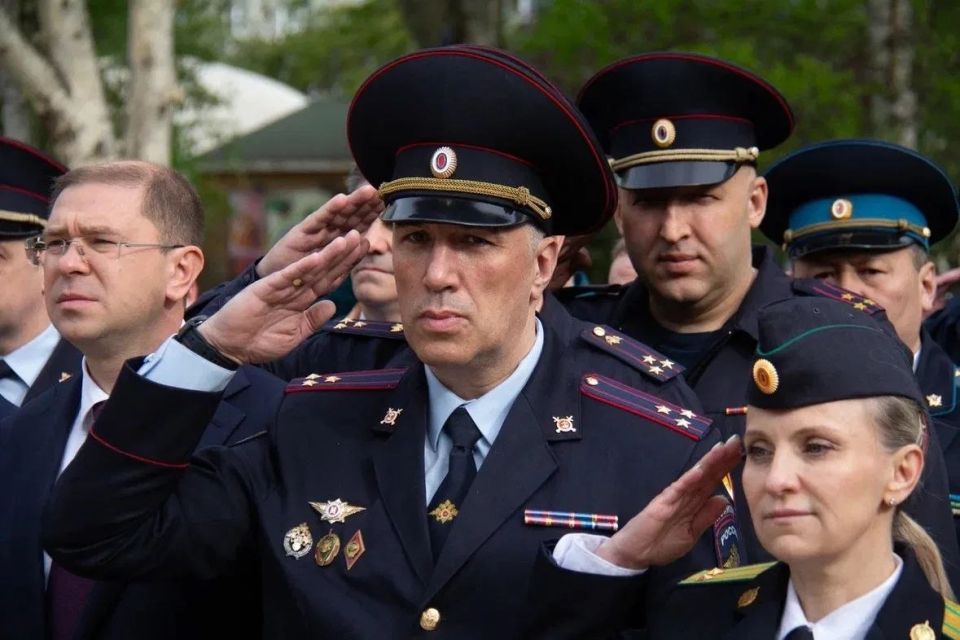 Начальник УМВД России по Сахалинской области полковник полиции Арбузов принял участие в торжественных мероприятиях ко Дню пограничника