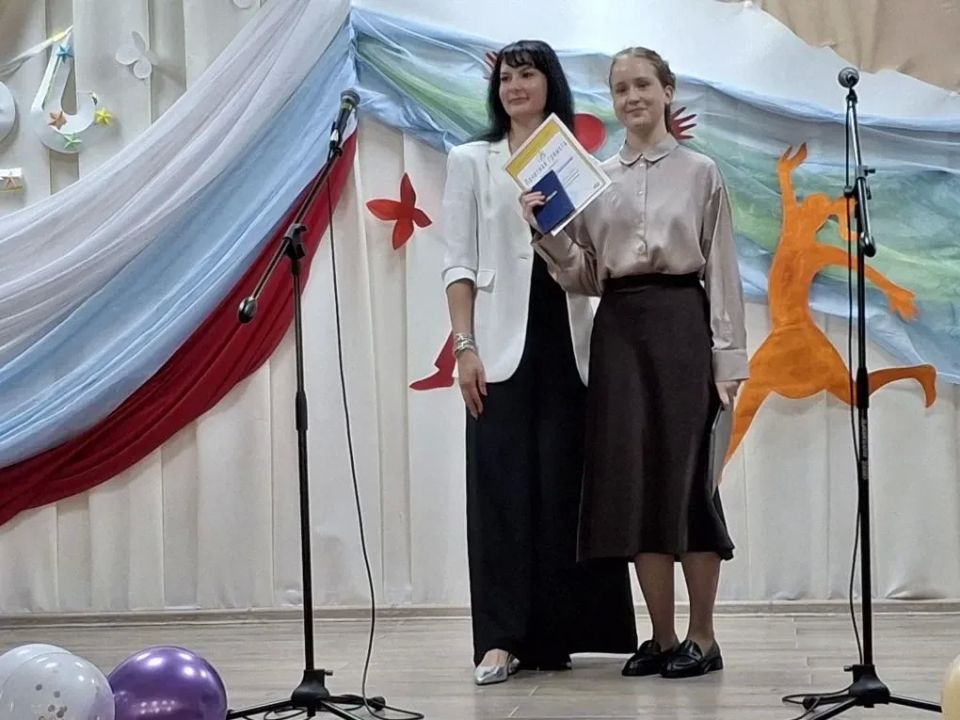 Вчера в Курильской детской школе искусств прошёл выпускной вечер, во время которого свидетельства об окончании ДШИ вручены семнадцати юношам и девушкам Вчера в Курильской детской школе искусств прошёл выпускной вечер, во время которого свидетельства об окончании ДШИ вручены семнадцати юношам и девушкам