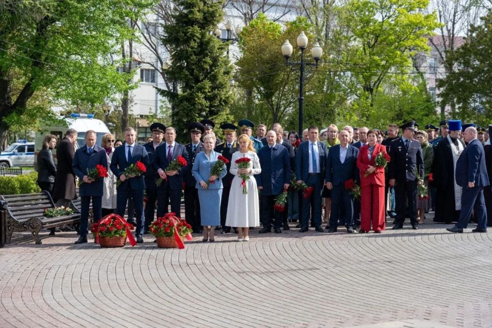 Начальник УМВД России по Сахалинской области Владимир Арбузов принял участие в траурной церемонии в память о жертвах Нефтегорского землетрясения Начальник УМВД России по Сахалинской области Владимир Арбузов принял участие в траурной церемонии в память о жертвах Нефтегорского землетрясения