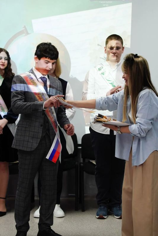 В предыдущих постах мы рассказали, как прошли последние звонки в Курильске и в Горячих Ключах В предыдущих постах мы рассказали, как прошли последние звонки в Курильске и в Горячих Ключах
