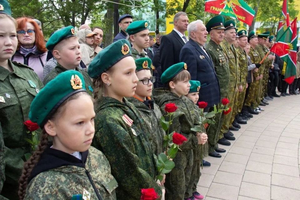 Начальник УМВД России по Сахалинской области полковник полиции Арбузов принял участие в торжественных мероприятиях ко Дню пограничника Начальник УМВД России по Сахалинской области полковник полиции Арбузов принял участие в торжественных мероприятиях ко Дню пограничника