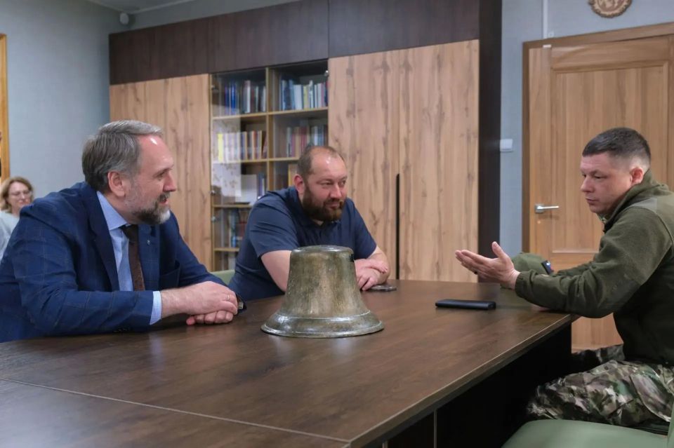 Колокол с крейсера "Новик" пополнил коллекцию краеведческого музея Колокол с крейсера "Новик" пополнил коллекцию краеведческого музея