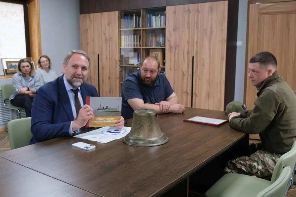 Колокол с крейсера "Новик" пополнил коллекцию краеведческого музея Колокол с крейсера "Новик" пополнил коллекцию краеведческого музея