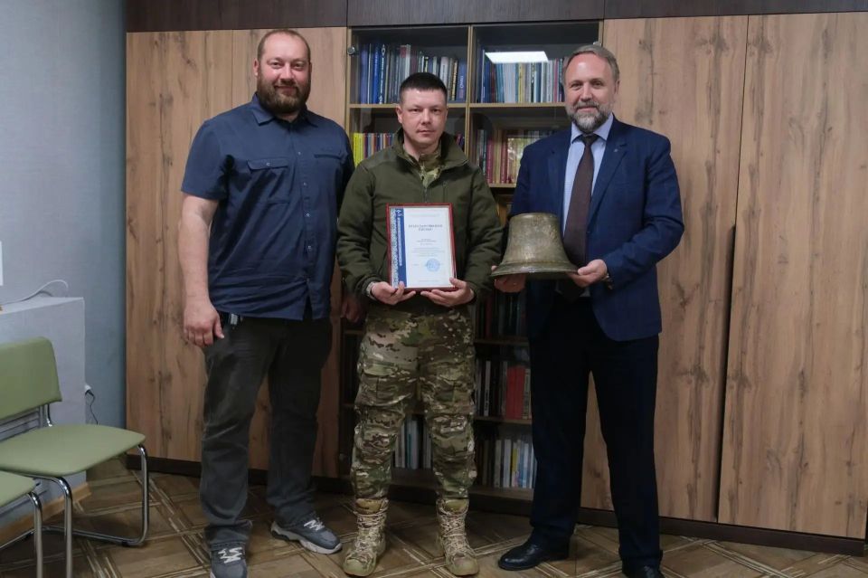 Колокол с крейсера "Новик" пополнил коллекцию краеведческого музея Колокол с крейсера "Новик" пополнил коллекцию краеведческого музея