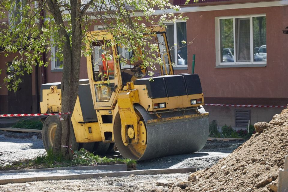 "Водоотведение, газоны, тротуары": дворы на Тихоокеанской в Южно-Сахалинске приводят в порядок