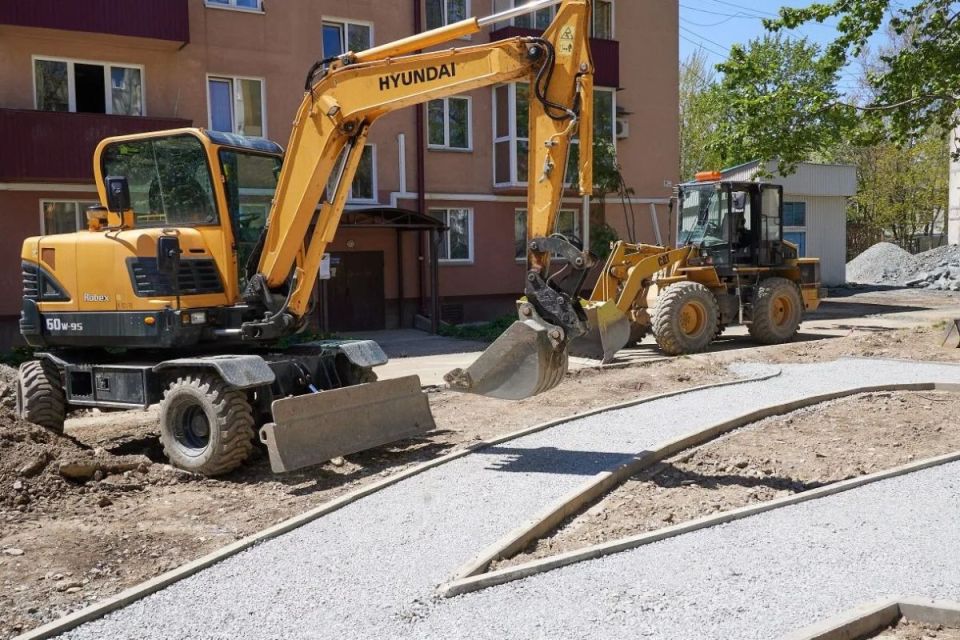 "Водоотведение, газоны, тротуары": дворы на Тихоокеанской в Южно-Сахалинске приводят в порядок "Водоотведение, газоны, тротуары": дворы на Тихоокеанской в Южно-Сахалинске приводят в порядок