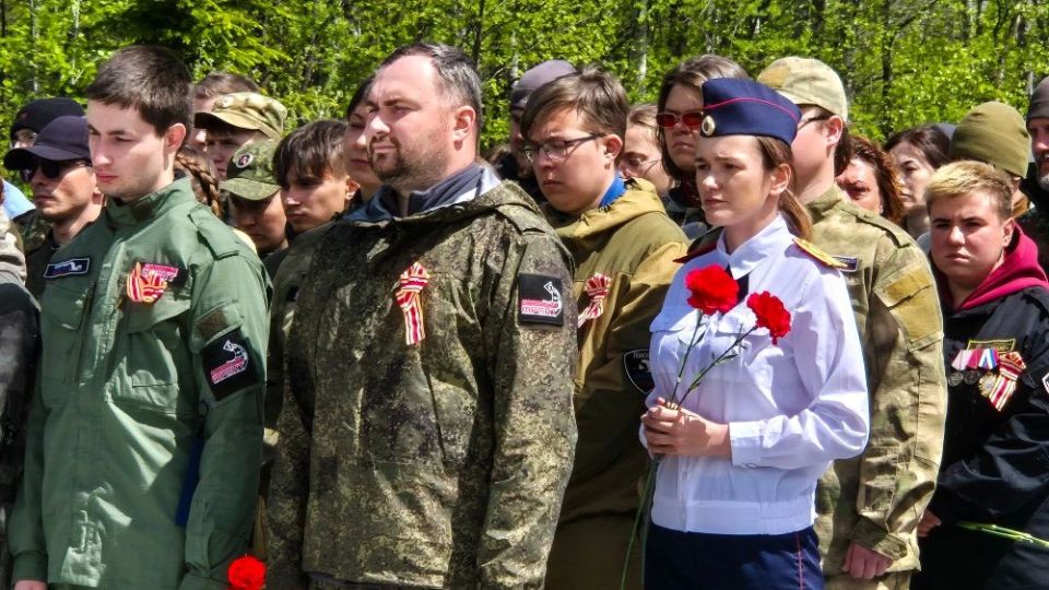 Сотрудники следственного управления СК России по Сахалинской области приняли участие в церемонии захоронения красноармейца, найденного в рамках «Вахты Памяти-2026» Сотрудники следственного управления СК России по Сахалинской области приняли участие в церемонии захоронения красноармейца, найденного в рамках «Вахты Памяти-2026»