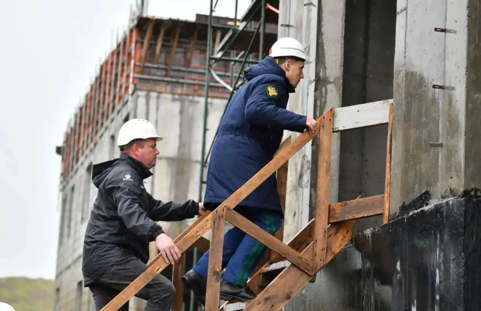 Заместитель Генерального прокурора Российской Федерации Виктор Мельник посетил остров Итуруп Курильской гряды для оценки соблюдения требований федерального законодательства при строительстве социальных объектов в рамках... Заместитель Генерального прокурора Российской Федерации Виктор Мельник посетил остров Итуруп Курильской гряды для оценки соблюдения требований федерального законодательства при строительстве социальных объектов в рамках...