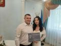 Молодожены Долинского района получили сертификат на проверку здоровья
