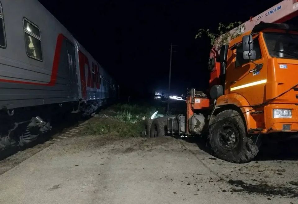 Пассажирский поезд врезался в грузовик на Сахалине