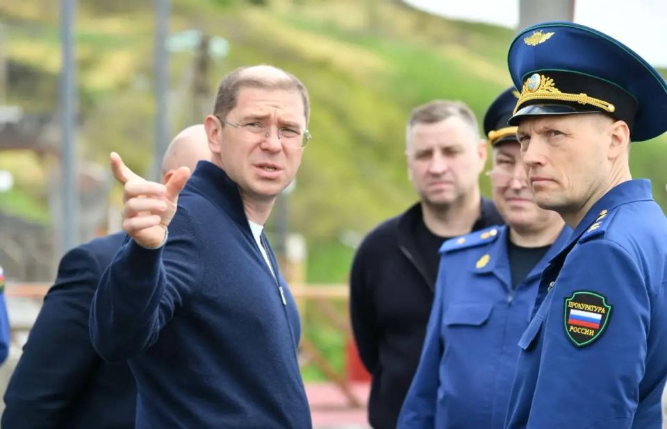 Заместитель Генерального прокурора Российской Федерации Виктор Мельник посетил остров Итуруп Курильской гряды для оценки соблюдения требований федерального законодательства при строительстве социальных объектов в рамках... Заместитель Генерального прокурора Российской Федерации Виктор Мельник посетил остров Итуруп Курильской гряды для оценки соблюдения требований федерального законодательства при строительстве социальных объектов в рамках...
