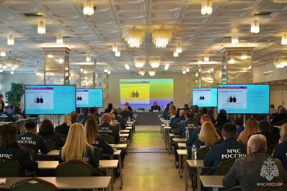 Более 130 ответственных за вопросы охраны труда в подразделениях МЧС России приняли участие в учебно-методическом сборе Более 130 ответственных за вопросы охраны труда в подразделениях МЧС России приняли участие в учебно-методическом сборе