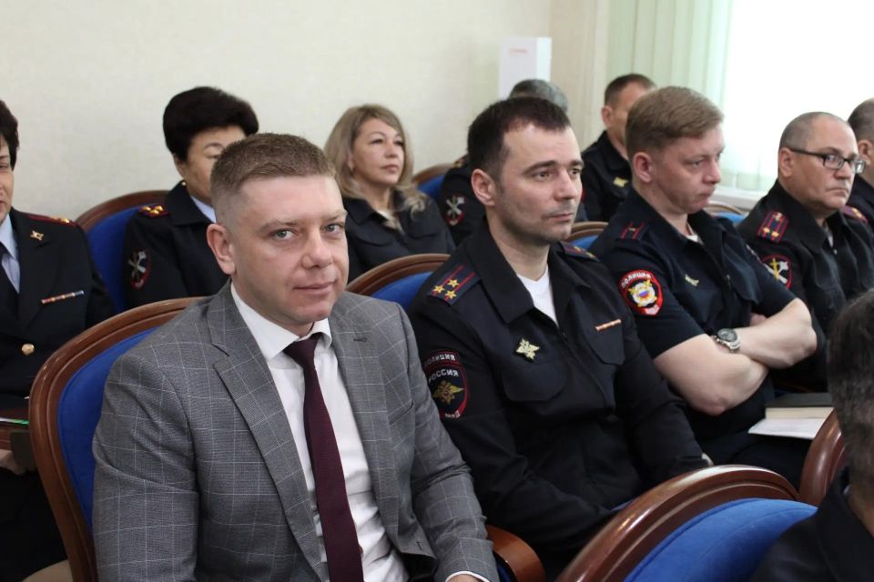 Начальник УМВД России по Сахалинской области полковник полиции Владимир Арбузов подвел итоги оперативно-служебной деятельности и определил приоритеты на предстоящий период Начальник УМВД России по Сахалинской области полковник полиции Владимир Арбузов подвел итоги оперативно-служебной деятельности и определил приоритеты на предстоящий период