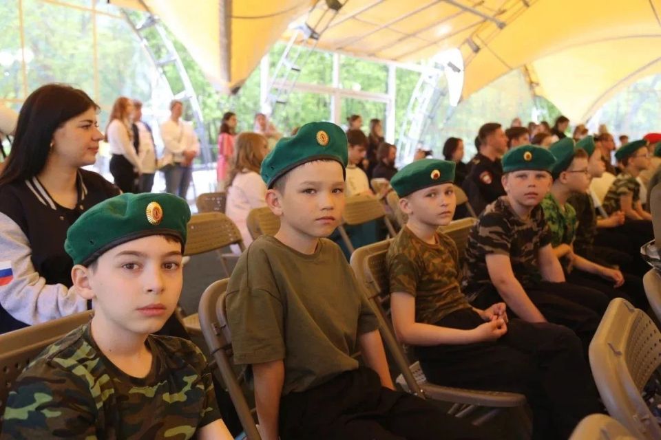 Первого июня сахалинская полиция вместе с «Первыми»: новая традиция празднования Дня детства Первого июня сахалинская полиция вместе с «Первыми»: новая традиция празднования Дня детства