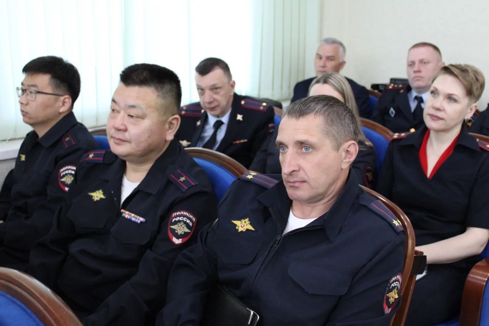 Начальник УМВД России по Сахалинской области полковник полиции Владимир Арбузов подвел итоги оперативно-служебной деятельности и определил приоритеты на предстоящий период Начальник УМВД России по Сахалинской области полковник полиции Владимир Арбузов подвел итоги оперативно-служебной деятельности и определил приоритеты на предстоящий период