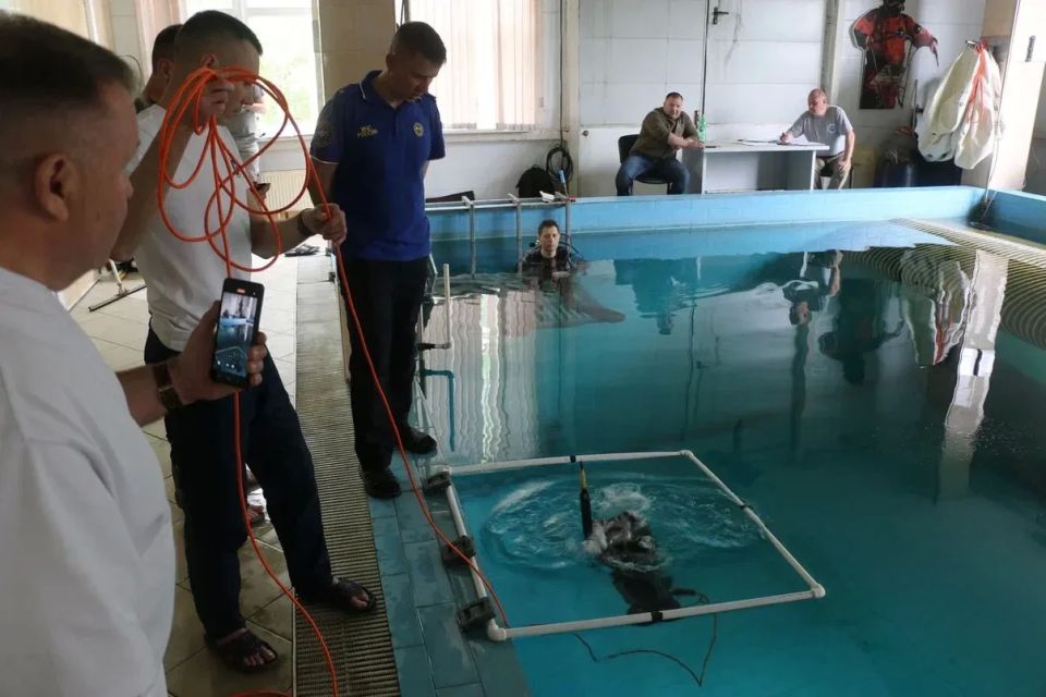 Команда Сахалинской области заняла третье место в шестых Открытых соревнованиях операторов телеуправляемых необитаемых подводных аппаратов (ТНПА) МЧС России, которые прошли в период с 25 по 30 мая в подмосковном Ногинске на... Команда Сахалинской области заняла третье место в шестых Открытых соревнованиях операторов телеуправляемых необитаемых подводных аппаратов (ТНПА) МЧС России, которые прошли в период с 25 по 30 мая в подмосковном Ногинске на...