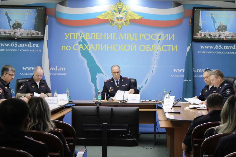 Начальник УМВД России по Сахалинской области полковник полиции Владимир Арбузов подвел итоги оперативно-служебной деятельности и определил приоритеты на предстоящий период Начальник УМВД России по Сахалинской области полковник полиции Владимир Арбузов подвел итоги оперативно-служебной деятельности и определил приоритеты на предстоящий период