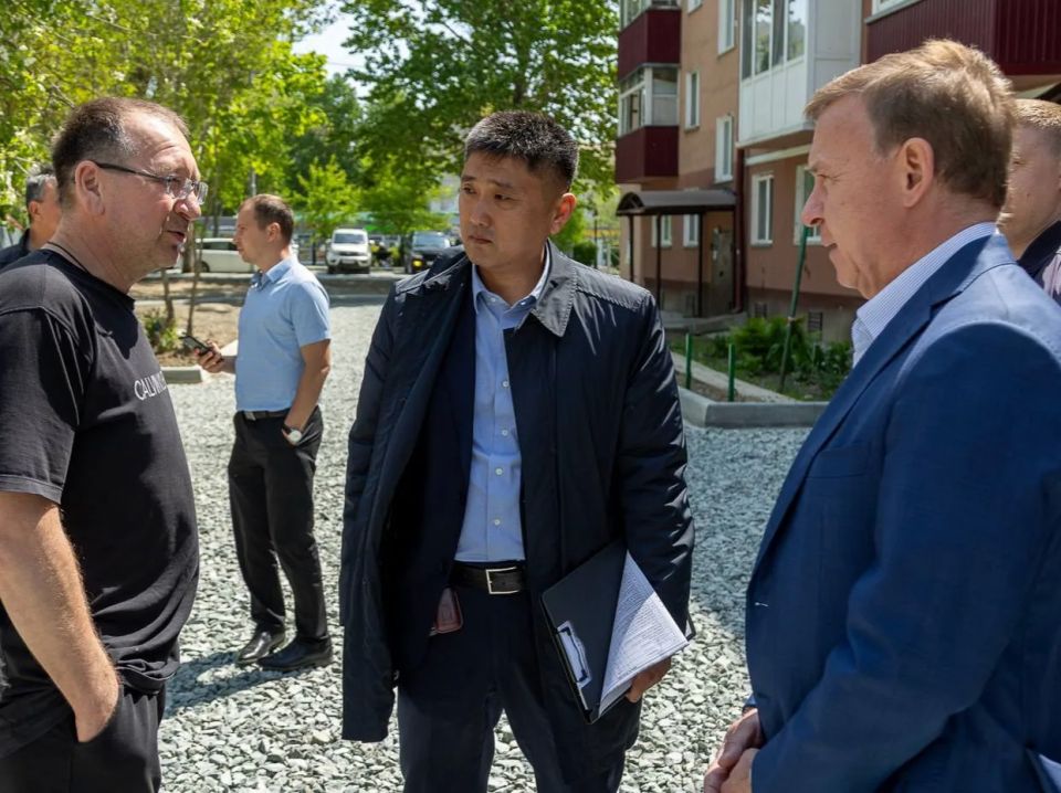 Сергей Надсадин: Друзья, первая неделя лета подошла к концу, и в нашем городе сейчас активная пора ремонта дорог, дворов, озеленения и благоустройства Сергей Надсадин: Друзья, первая неделя лета подошла к концу, и в нашем городе сейчас активная пора ремонта дорог, дворов, озеленения и благоустройства